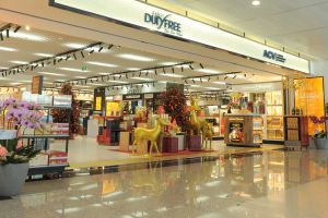 在新山一国际机场体验最大的免税店