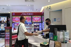 How to shopping safely at the airport amid Covid-19 storm?