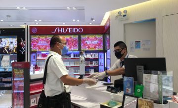 在Covid-19疫情当中，如何在机场安全地购物？