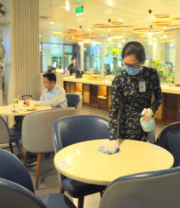 Phòng chờ thương gia sử dụng tia UV, dung dịch khử khuẩn máy bay phòng ngừa Covid-19