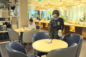 Phòng chờ thương gia sử dụng tia UV, dung dịch khử khuẩn máy bay phòng ngừa Covid-19
